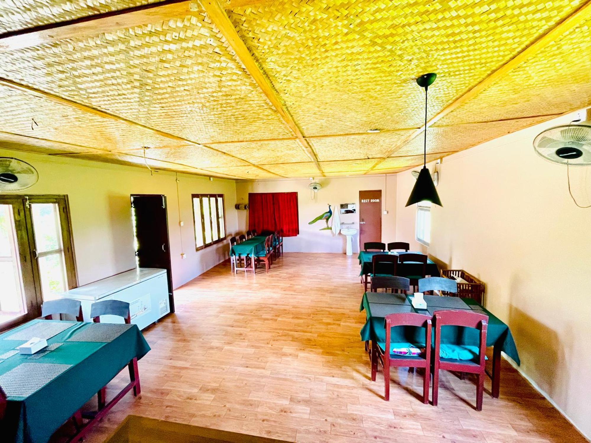 Hotel Tree Tops Sauraha Zewnętrze zdjęcie
