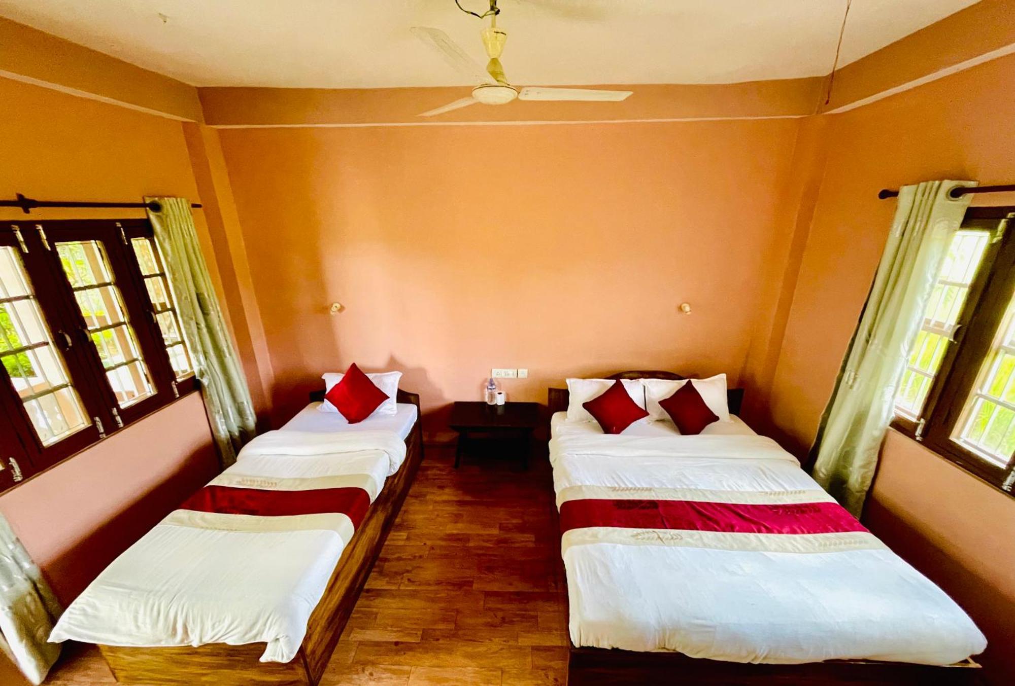 Hotel Tree Tops Sauraha Zewnętrze zdjęcie